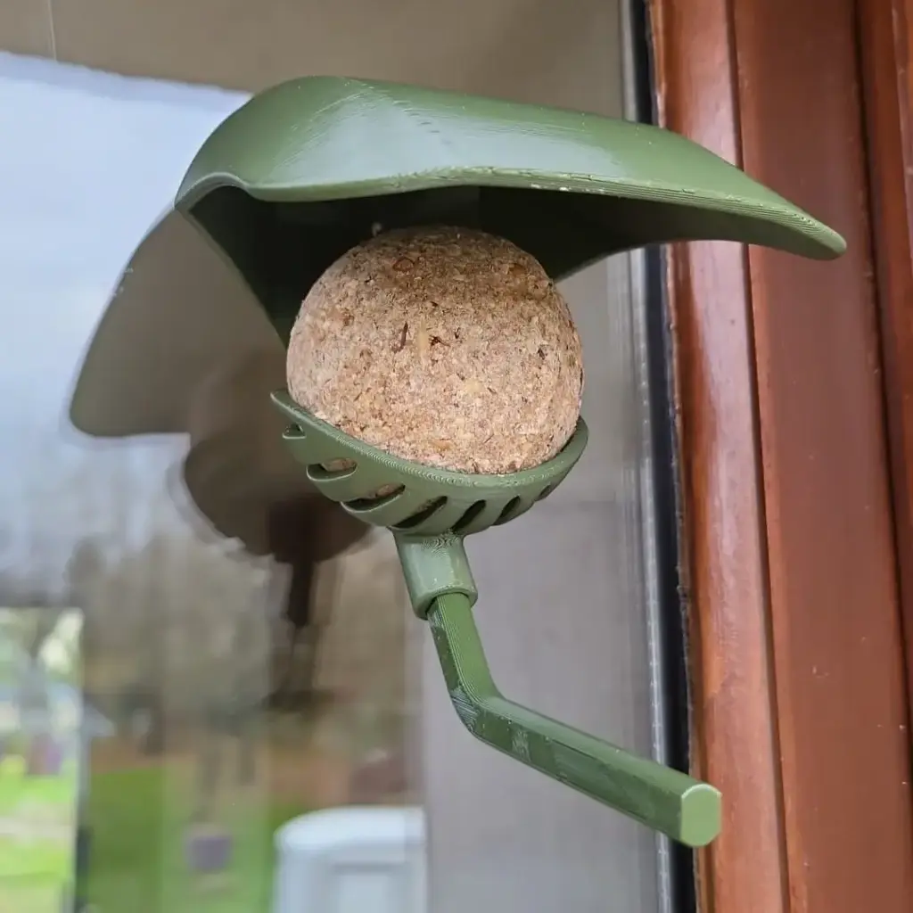 Futterballhalter für Wildvögel mit Saugnapf
