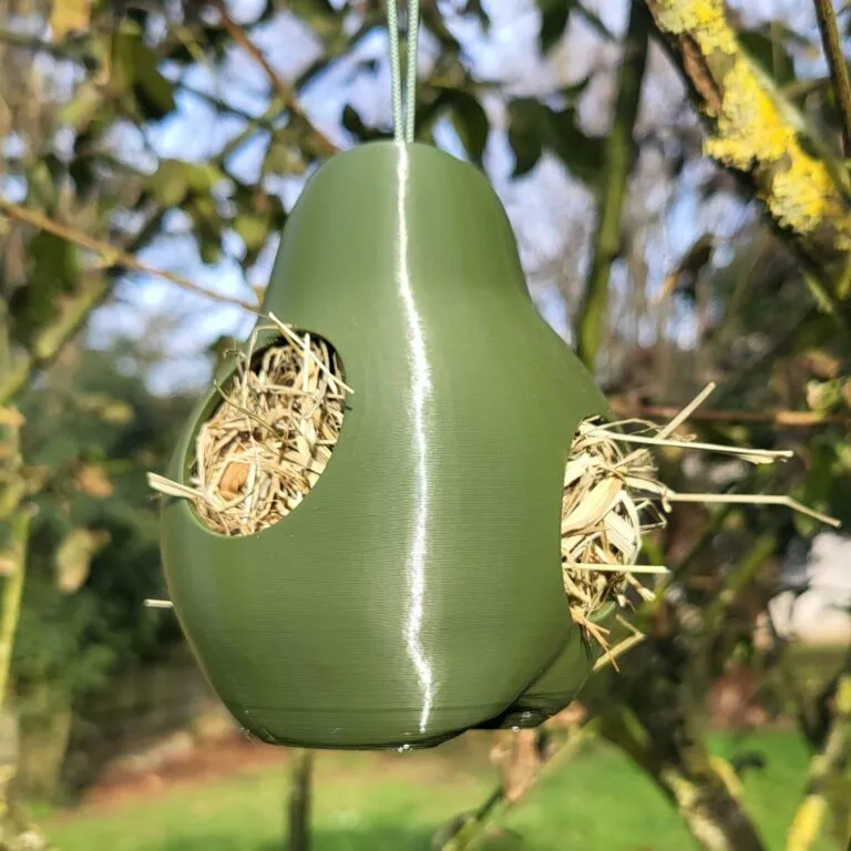 [AT-MA-NI] PYRÉA NIDIFICA – Natural fiber dispenser to help birds build their nests